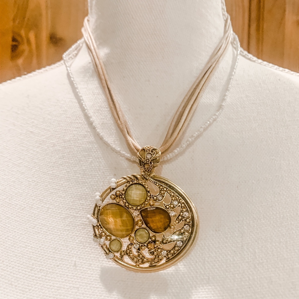 Necklace with pearl & gem stones, gold tones